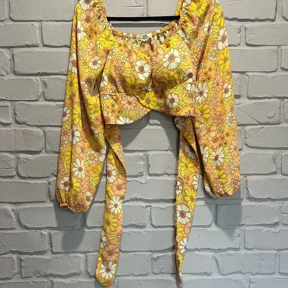 NWOT Floral Print Women's Blouse in Pellow size M - Picture 4 of 10